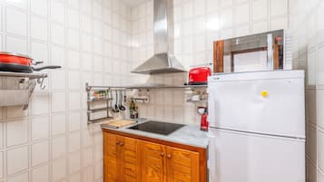 Kühlschrank, Mikrowelle, Herdplatte, Wasserkocher mit Kaffee-/Teezubehör