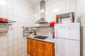 Kühlschrank, Mikrowelle, Herdplatte, Wasserkocher mit Kaffee-/Teezubehör