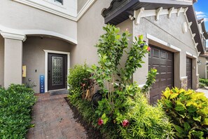 Exterior detail - Casa de Maggie - Peaceful, Updated 3 Bedroom townhome in Quiet Neighborhood (Bradenton)