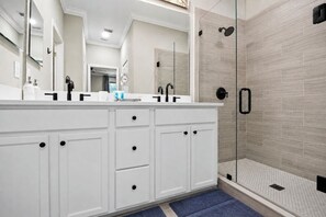Shower, hair dryer, towels, soap - Casa de Maggie - Peaceful, Updated 3 Bedroom townhome in Quiet Neighborhood (Bradenton)
