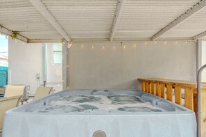 Outdoor spa tub - Arcade-King Bed-Outdoor-Fun-5 min to Brickell/Bars (Miami)