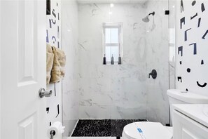Shower, hair dryer, towels, soap - Arcade-King Bed-Outdoor-Fun-5 min to Brickell/Bars (Miami)