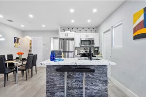Fridge, microwave, oven, stovetop - Arcade-King Bed-Outdoor-Fun-5 min to Brickell/Bars (Miami)
