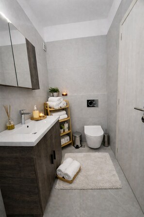 Deluxe Apartment, Balcony, Sea View | Bathroom - Atlantis Four (Santorini)