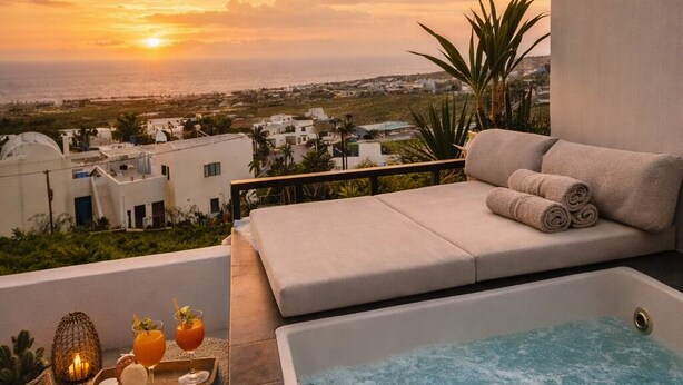 Une terrasse sur le toit avec un jacuzzi, un espace détente et une vue imprenable sur le coucher de soleil.