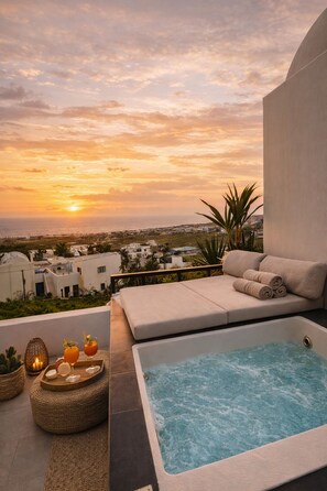 Terraza en la azotea con hidromasaje, zona de descanso y vistas al atardecer.