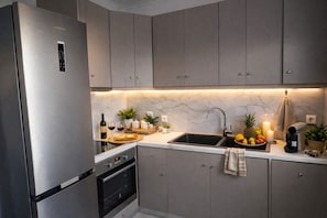 Deluxe-Apartment, Balkon, Meerblick | Eigene Küche | Kühlschrank, Ofen, Kochgeschirr/Geschirr/Besteck