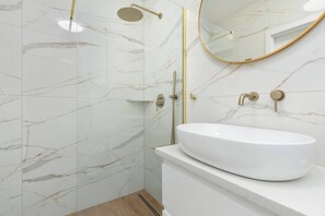 Dusche, Haartrockner, Handtücher, Shampoo
