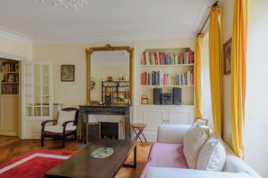 Comfort Apartment, City View | Living area - Paris Center St Claude residence (Paris)