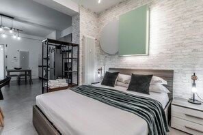 Loft (Tartini Loft 4) | Een bureau, verduisterende gordijnen, een strijkplank/strijkijzer
