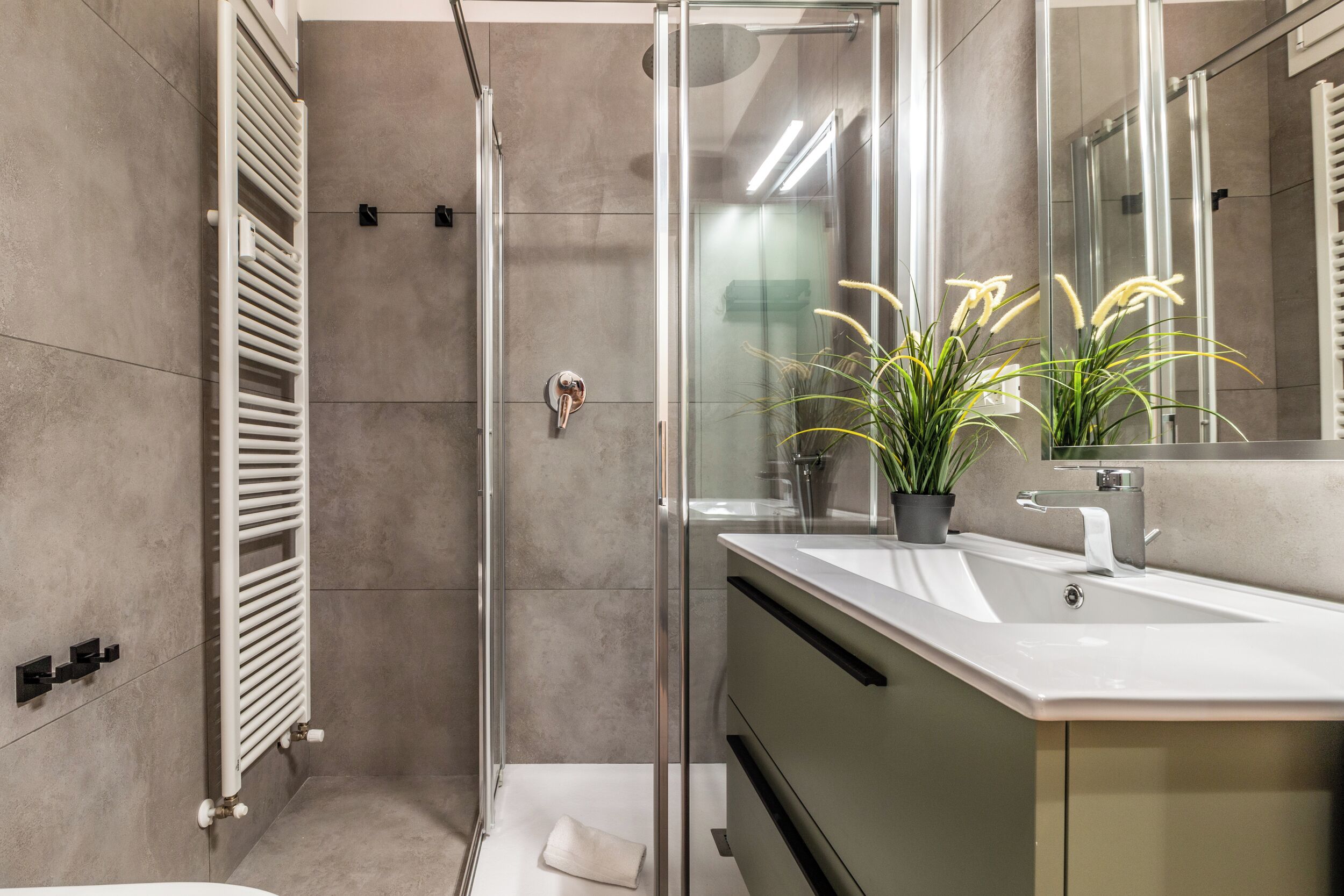 Loft (Tartini Loft 3) | Badkamer | Een douche, een haardroger, handdoeken, zeep