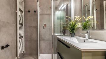 Loft (Tartini Loft 3) | Badkamer | Een douche, een haardroger, handdoeken, zeep