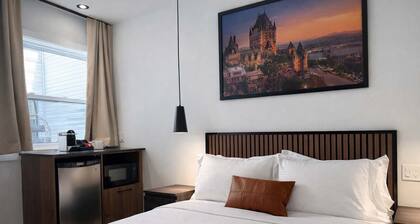 Room with a Queen Bed | Downtown Quebec City