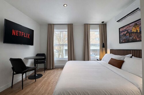 Room with a King Bed | Downtown Quebec City