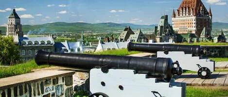 La Citadelle est à 9 minutes en voiture (2,3 km). Pour plus d'informations, consultez le site : https://www.lacitadelle.qc.ca/