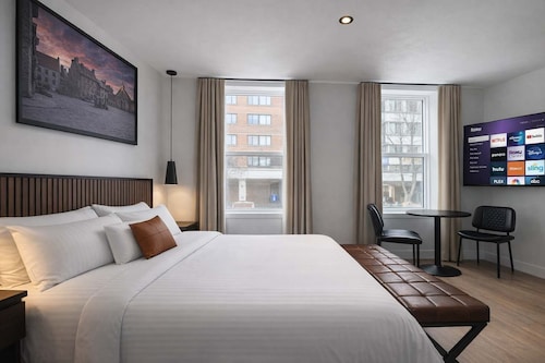 Room with 1 Queen Bed | Downtown Quebec City