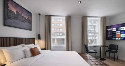 Room with 1 Queen Bed | Downtown Quebec City