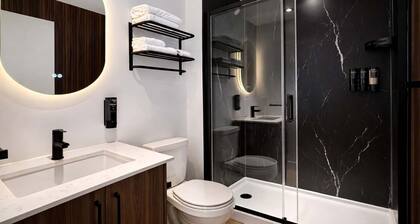 Room with 1 Queen Bed | Downtown Quebec City