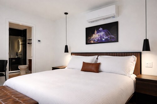 Room with 1 King Bed | Downtown Quebec City