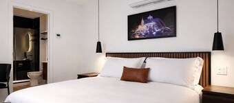 Room with 1 King Bed | Downtown Quebec City