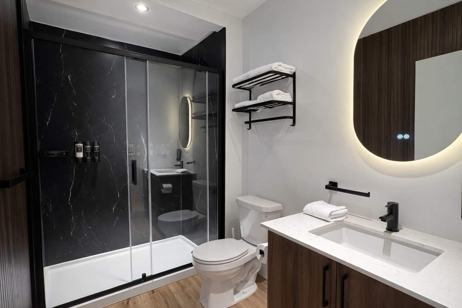 Douche, séchoir à cheveux, serviettes fournies, shampooing