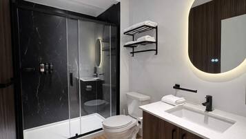 Douche, séchoir à cheveux, serviettes fournies, shampooing