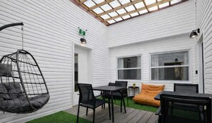 Outdoor dining - Room  with 1 Queen Bed | Downtown Quebec City (Québec)