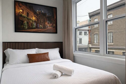 Room with a Queen Bed | Downtown Quebec City