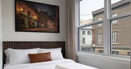 Room with a Queen Bed | Downtown Quebec City