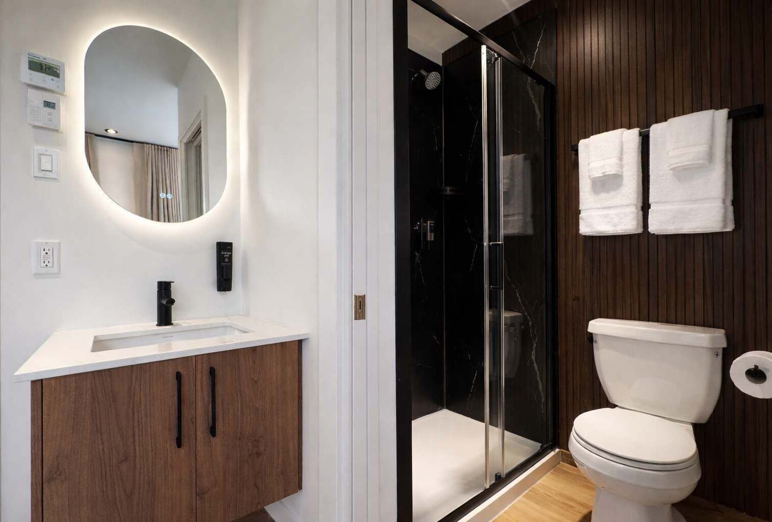 Douche, séchoir à cheveux, serviettes fournies, shampooing