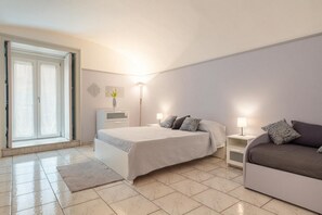 Iron/ironing board - GuestHost - A welcoming and spacious 136 square meters apartment, perfect for nine people, located on the first floor of the historic Palazzo Pardo (semi-independent entrance, no elevator).The property enjoys an excellent, central location (limited traff (Catania)