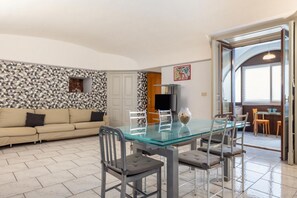 TV - GuestHost - A welcoming and spacious 136 square meters apartment, perfect for nine people, located on the first floor of the historic Palazzo Pardo (semi-independent entrance, no elevator).The property enjoys an excellent, central location (limited traff (Catania)