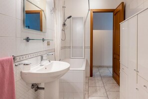 Een bidet, handdoeken