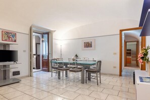 Dining - GuestHost - A welcoming and spacious 136 square meters apartment, perfect for nine people, located on the first floor of the historic Palazzo Pardo (semi-independent entrance, no elevator).The property enjoys an excellent, central location (limited traff (Catania)