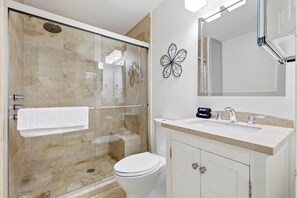 Shower, hair dryer, towels, shampoo - Spacious 2BR/2BA in Uptown Dallas | Walk to Dining (Dallas)