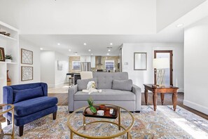 TV, offices - Spacious 2BR/2BA in Uptown Dallas | Walk to Dining (Dallas)