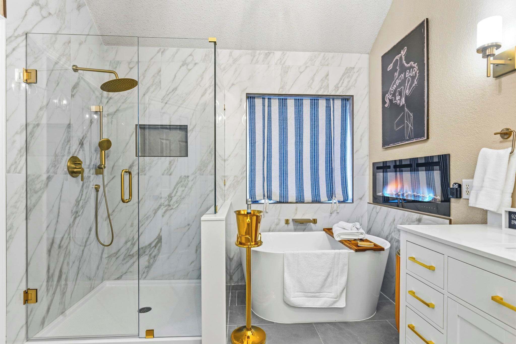 Een douche, een haardroger, handdoeken, shampoo