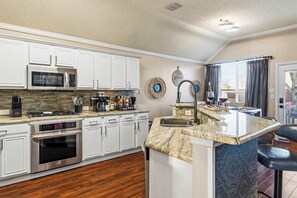 Fridge, microwave, oven, stovetop - Luxury 2 King beds + Hot Tub near Frisco Star (Frisco)