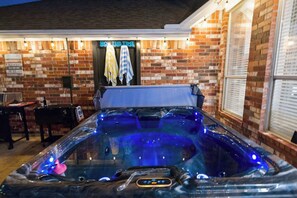 Outdoor spa tub - Luxury 2 King beds + Hot Tub near Frisco Star (Frisco)