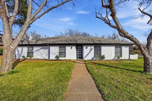 Exterior - The Highland Haven: 4BR Home near DFW airport (Highland Village)