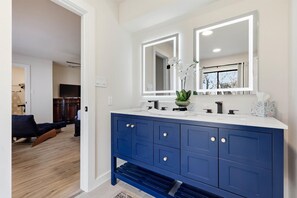 Shower, hair dryer, towels, shampoo - The Highland Haven: 4BR Home near DFW airport (Highland Village)