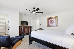 Iron/ironing board, travel cot, WiFi, bed sheets - The Highland Haven: 4BR Home near DFW airport (Highland Village)