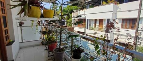 المنطقة المحيطة بالمنشأة