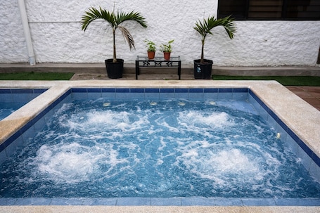 泳池. 阿曼凯酒店 - 游泳池和按摩浴缸