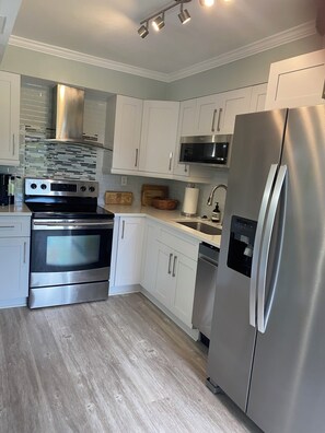 Private kitchen - Cozy 2-bedroom condo in Tropic Schooner, Hammock Bay, Naples FL (Naples)
