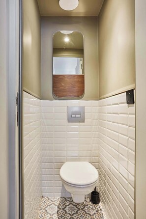 Shower, hair dryer, towels, shampoo - Superb apartment Center of Paris (Paris)