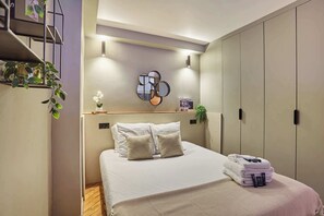 Tabla de planchar con plancha, wifi y ropa de cama 