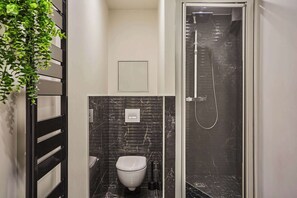 Shower, hair dryer, towels, shampoo - Superb apartment Center of Paris (Paris)