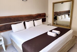 Basic Room, 1 King Bed, Non Smoking | Hypo-allergenic bedding, in-room safe, desk, laptop workspace