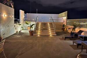 2 outdoor pools